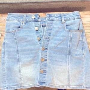 American Eagle jean skirt, super stretch, size 2, worn once, good condition.